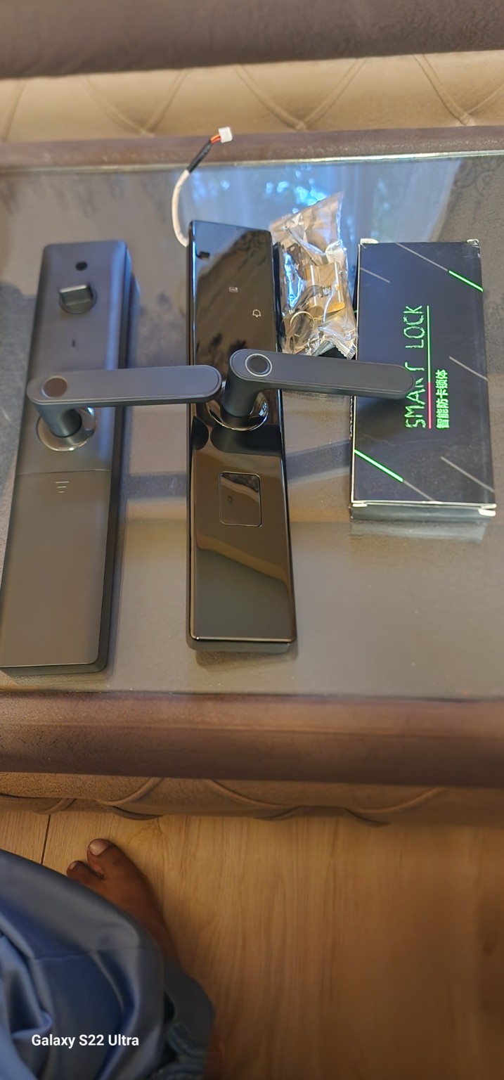 Smart lock and accessories in package